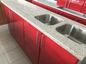 MUEBLE DE COCINA A MEDIDA ROJO ARMARI